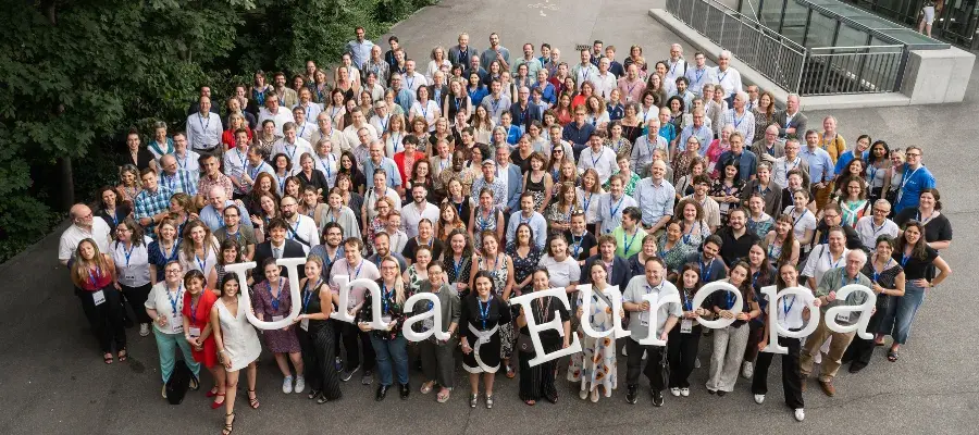 Hundreds of staff standing together holding letters that spell out Una Europa